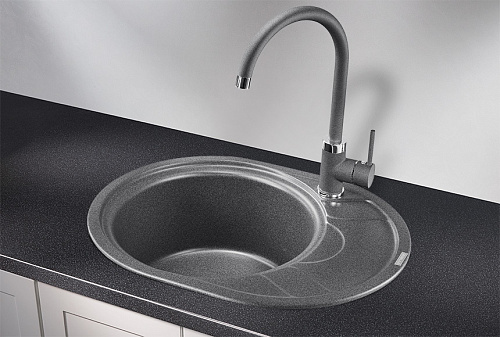 Мойка кухонная Granula 5802 овальная 57.5*44.5см с универсальным крылом графит купить