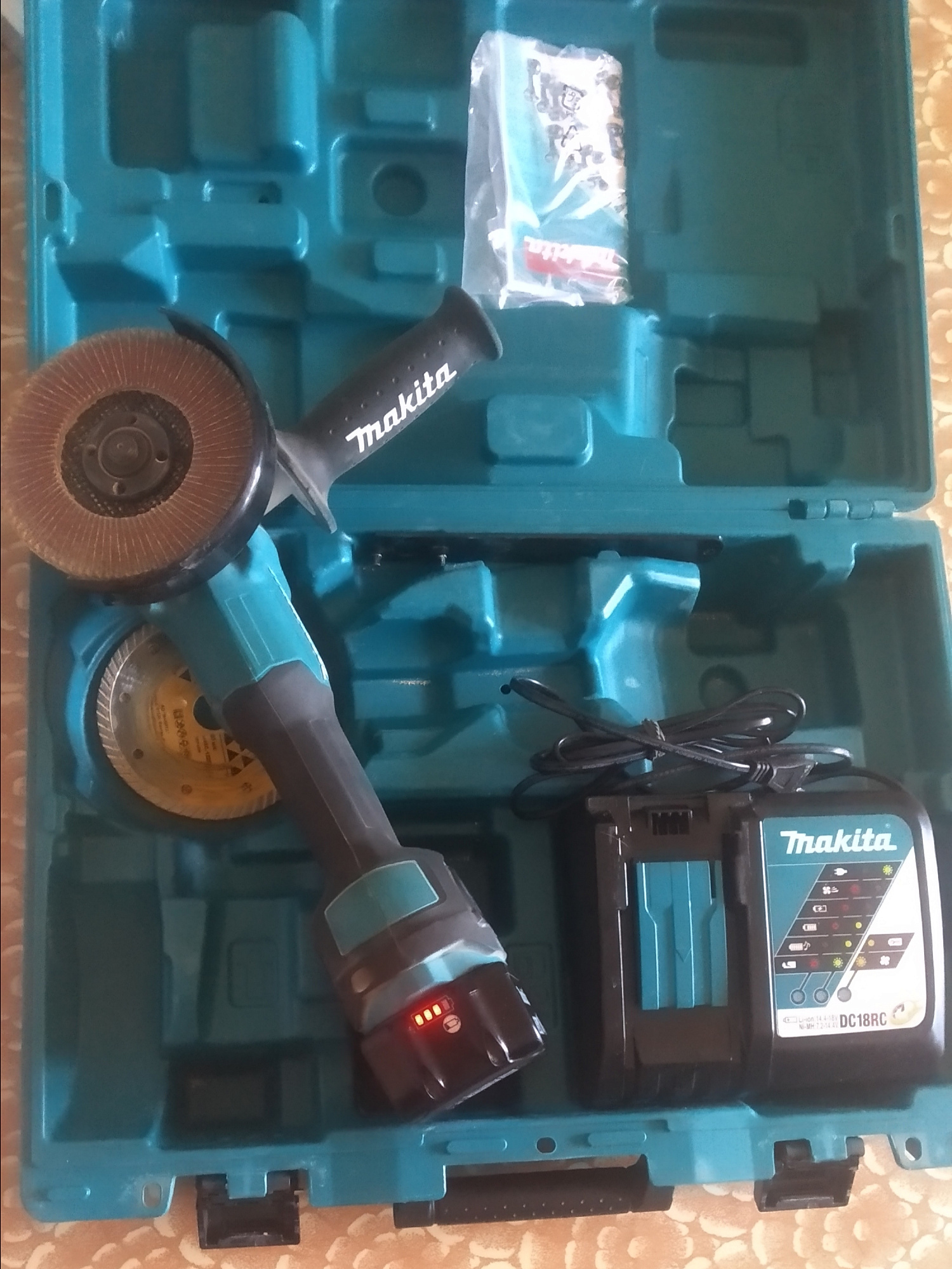 Шлифмашина угловая аккумуляторная Makita DGA504RF  купить